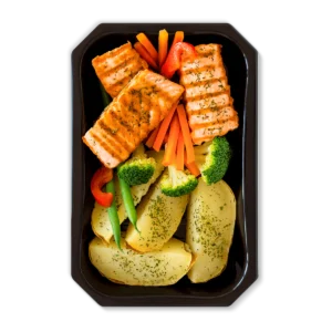 Salmón con patata y vegetales
